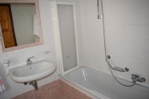 Un baño blanco con lavabo y ducha en Hotel Mignon, en Ponte di Legno 26 fotos más