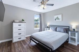 a bedroom with a bed and a ceiling fan at Crossroads Cottage l Grill & high speed internet in Chattanooga