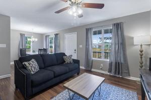 a living room with a black couch and a table at Crossroads Cottage l Grill & high speed internet in Chattanooga +38 photos