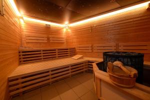 una sauna con banco y cubo de basura en Hotel Berg, en Staré Splavy