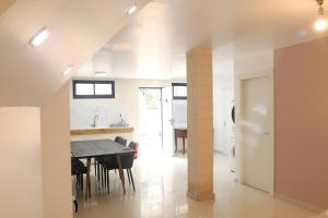 a dining room and kitchen with a table and chairs at חדשה בעתיקה - צפת in Safed