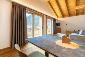 ein Zimmer mit einem Tisch, auf dem ein Herz abgebildet ist in der Unterkunft I Cavezàl in Valdisotto