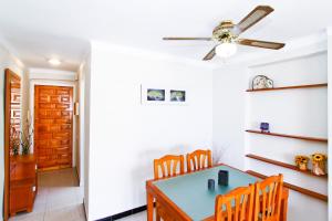 a dining room with a ceiling fan and a table and chairs at Dms Planet Costa Dorada in La Pineda