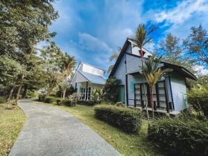 a house with a pathway leading to it at Barn Talaepu Resort in Ban Suan Khat