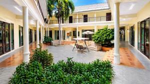 a courtyard with a table and chairs in a building at CenterPoint Thong Sala in Thong Sala