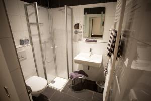 Ein Badezimmer in der Unterkunft Hotel am Palais