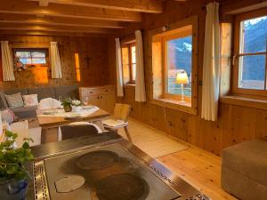 a kitchen and living room of a log cabin at READYNOW Alpine Resonanz Camp für mentale Klarheit in Pill