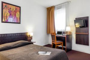 a hotel room with a bed and a desk at Aparthotel Adagio Access Paris Porte De Charenton in Charenton-le-Pont