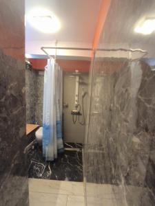 a bathroom with a shower curtain and a toilet at Suite ultra moderne Wi-Fi in Yaoundé +12 photos