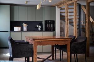 a kitchen with a wooden table and chairs at Ferienwohnung "Haus Lehlgässchen" in Reil