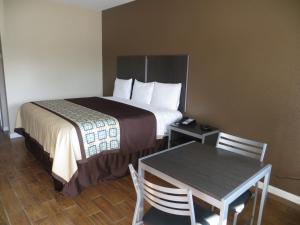 Łóżko lub łóżka w pokoju w obiekcie Scottish Inn & Suites Baytown