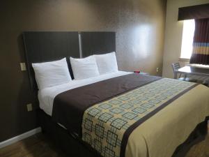 Кровать или кровати в номере Scottish Inn & Suites Baytown