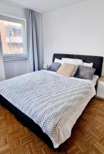 a bedroom with a large white bed with a window at Cozy and beautiful flat in the centrum in Essen