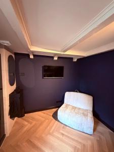 a room with a bed and a blue wall at BNB de Victorie Alkmaar in Alkmaar
