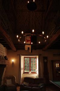Loison-sur-Créquoise的住宿－La Commanderie，客厅的吊灯,带窗户