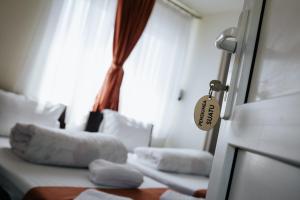 a hotel room with two beds and a door with a key at Complex Turistic Suatu in Suatul