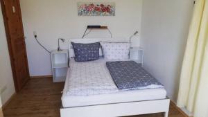 a bedroom with a bed with blue and white pillows at Perdöhl-Wittenburg in Wittenburg