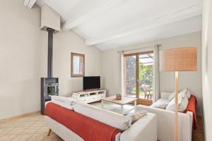 a living room with two couches and a fireplace at Villa 3 palmiers avec pisicne in Fréjus