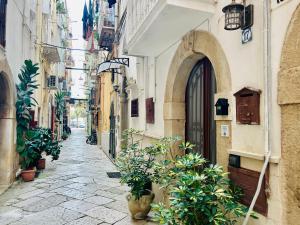 an alley with potted plants on a street at Acqua Marina - UN LETTO IDEALE in Gaeta