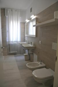 A bathroom at Piano B Apartment Még 21 kép