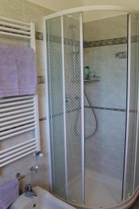 W łazience znajduje się prysznic i umywalka. w obiekcie Il Mandorlo B&B w mieście Civitanova Alta