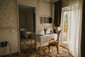 a bathroom with a desk and a mirror and a window at Ööbikuoru Villa in Rõuge