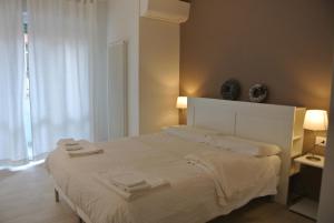 A bed or beds in a room at Piano B Apartment