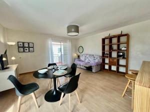 a living room with a table and chairs and a bed at Vera Naked in Vera