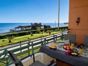 a table on a balcony with a view of the ocean at Appartement Tesoro del Mar in Torrox Costa