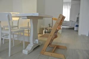 un soggiorno con tavolo e sedie di Piano B Apartment a Trento