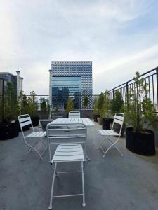 eine Gruppe von Stühlen und ein Tisch auf einem Dach in der Unterkunft Heritage31 Hotel in Seoul