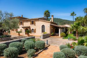 an exterior view of a house with trees and bushes at Villa Privada De Lujo Con Spa in Inca