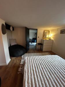 a bedroom with a bed with a striped blanket at Pause confortable, escapade culturelle in Caen +6 photos