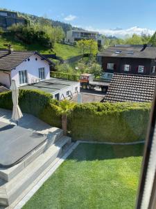 a view of a yard with a hedge at Tierparkunterkunft in Goldau