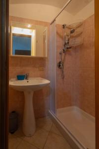 a bathroom with a sink and a shower at Dimora Dina Guglionesi in Guglionesi +10 photos