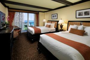 Un pat sau paturi într-o cameră la Jupiter Beach Resort & Spa
