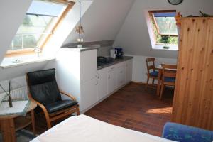 a small kitchen with a table and chairs in a room at Gaestehaus-W-13 in Prerow