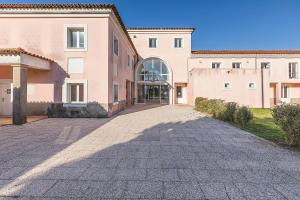 an empty driveway in front of a building at HI Ofir – Pousada de Juventude in Esposende