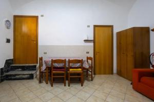 a dining room with a table and chairs in a room at Dimora Dina Guglionesi in Guglionesi