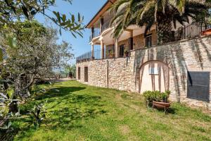an external view of a building with a yard at Collazzone - "Il Tramonto" casale con piscina in Collazzone