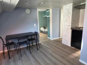 a dining room with a table and chairs and a bedroom at Gemütliche Wohnung in Pforzheim in Pforzheim