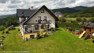 an aerial view of a house with a playground at Pokoje Widok Szlembark in Szlembark