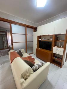 a living room with a couch and a television at Mirabilia in Maratea