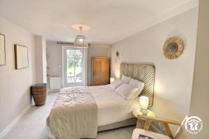 a bedroom with a large bed in a room at Le clos du figuier in Arzon