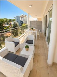 ein Balkon mit Tisch und Stühlen auf einem Balkon in der Unterkunft Mare Incanto - Agenzia Cocal in Caorle
