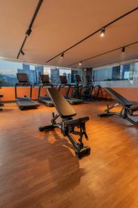 a gym with a row of exercise equipment in a room at Courtyard by Marriott Guadalajara Andares in Zapopan