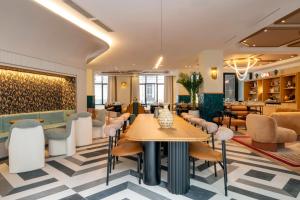 a dining room with tables and chairs at Urban Hive Madrid in Madrid