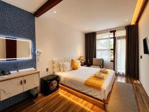 a bedroom with a large bed and a sink at Dreamers Farm in Vinh Thanh