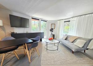 ein Wohnzimmer mit Sofa und Klavier in der Unterkunft Hotel Restaurant Joseph in Bruckneudorf