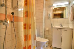a bathroom with a shower with a toilet and a sink at Tahko Huoneistohotelli A in Tahkovuori